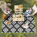 Tappeto da Esterno Reversibile 182x274 cm con Fantasia Geometrica Nero e Bianco   