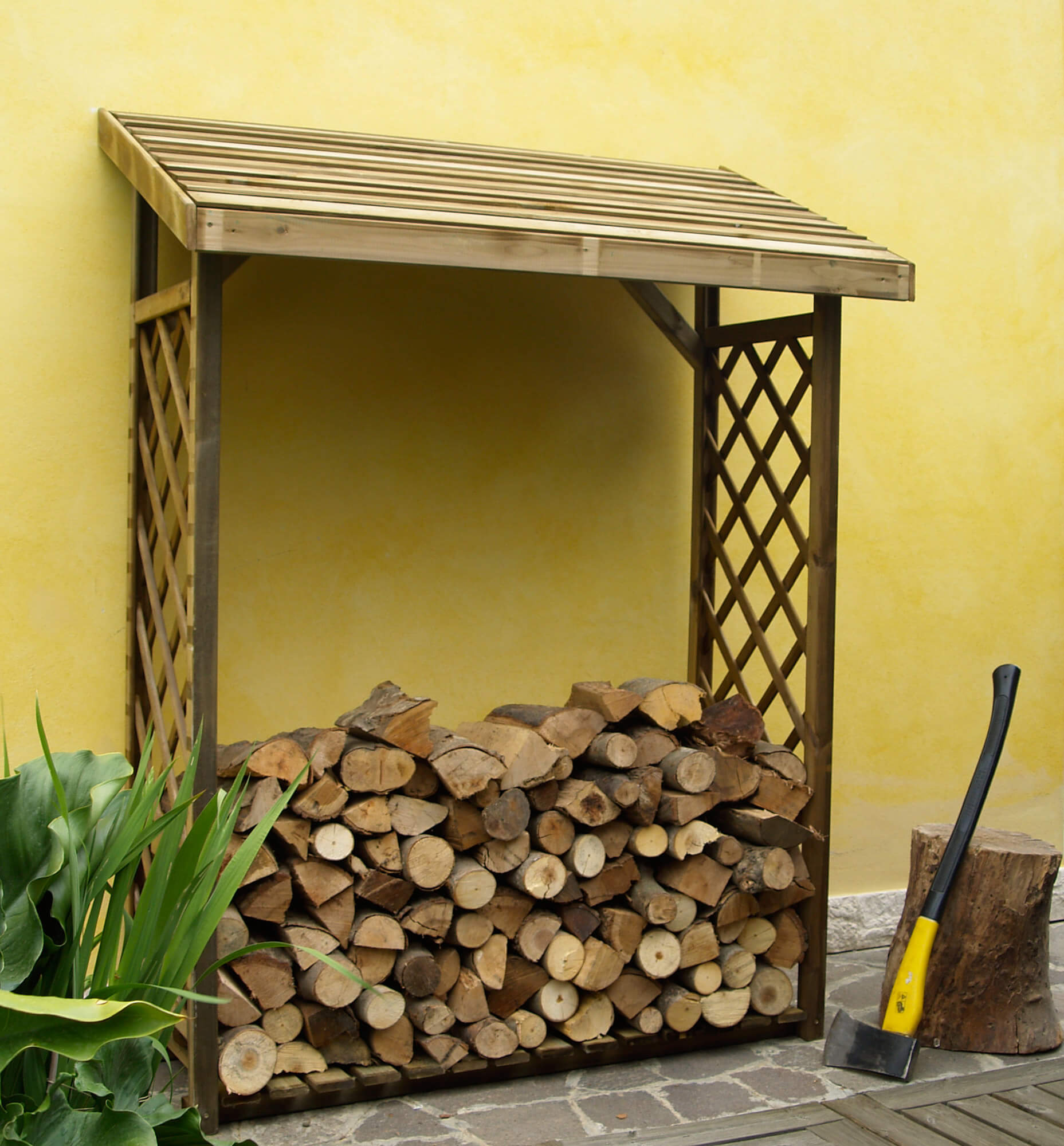 Holzschuppen mit Gartengrill...