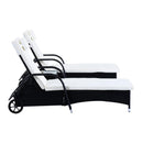 Set 2 Lettini Prendisole da Giardino in Rattan Sintetico con Materassino Imbottito e Tavolino Nero 