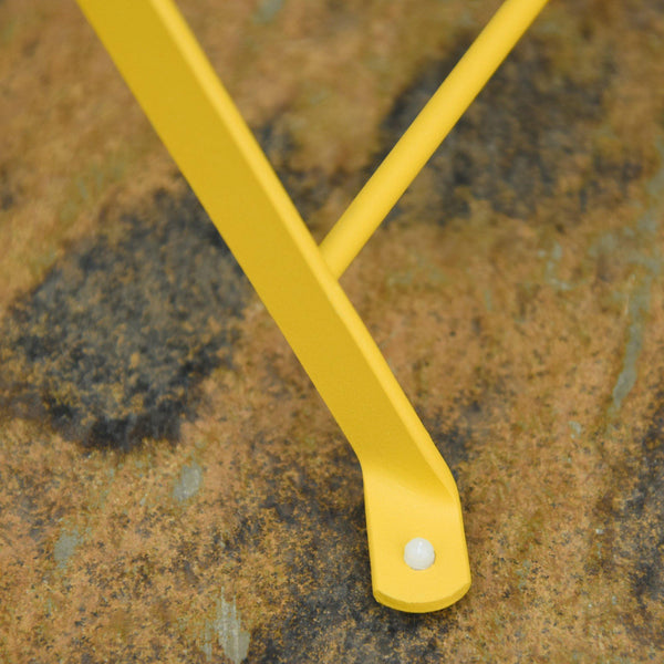 Set aus Couchtisch und 2 klappbaren Gartenstühlen aus gelbem Metall online