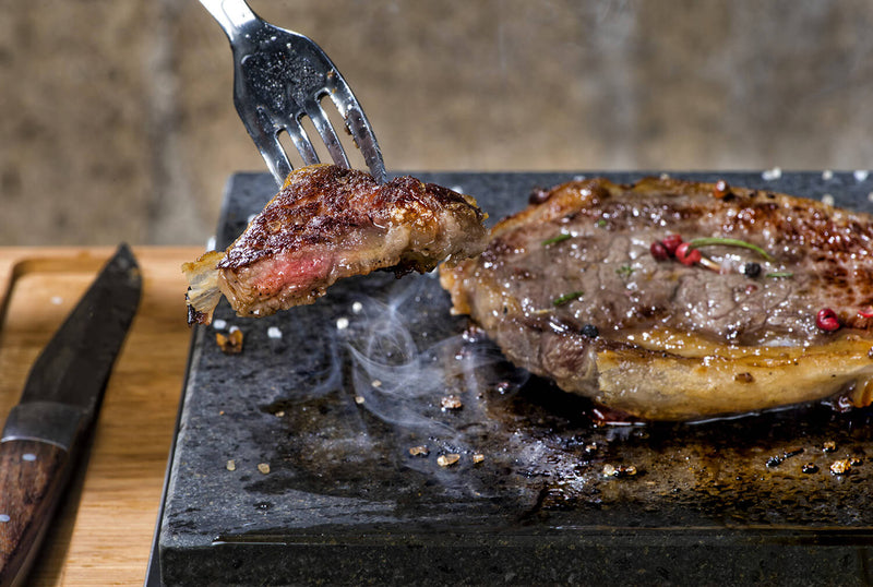 Pietra Lavica 19x26 cm con Posate e Supporto in Legno di Bamboo Supreme