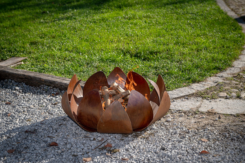 Braciere a Legna Struttura a Petali Sovrapposti Ninfea in Acciaio Corten Effetto Ruggine