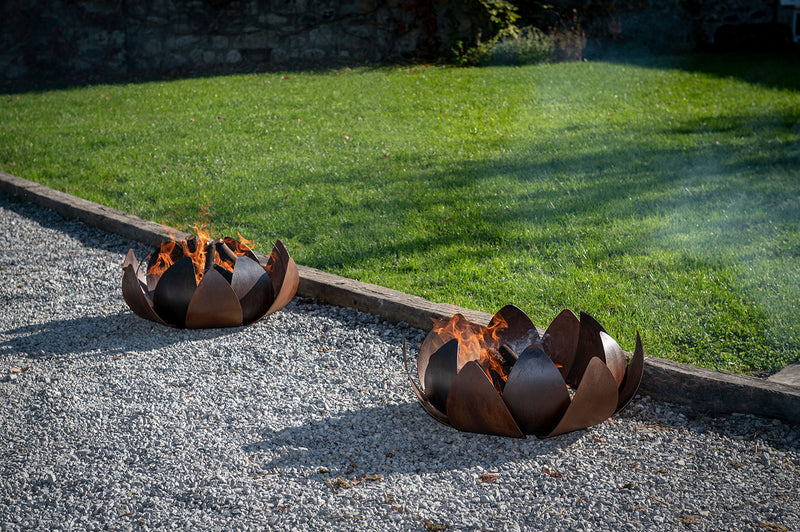 Braciere a Legna Struttura a Petali Sovrapposti Ninfea in Acciaio Corten Effetto Ruggine