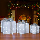 Set 3 Pacchi Regalo Natalizi Luminosi 25-20-15 cm con 48 LED Bianco Freddo in Rattan Bianco con Fiocco Argento      