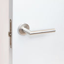 Maniglie per Porta da Interno con Rosetta Ø53 mm Modello L Recta Acciaio Nickel Satinato. Emuca