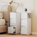 Set di 2 Comodini 25x30x65 cm con 2 Cassetti e Ripiano Aperto Salvaspazio in Legno Bianco      