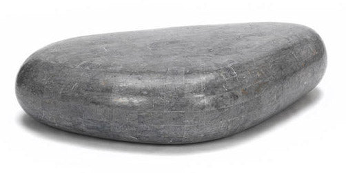 online Blocktisch aus grauem dreieckigem Fossilstein