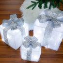 Set 3 Pacchi Regalo Natalizi Luminosi 25-20-15 cm con 48 LED Bianco Freddo in Rattan Bianco con Fiocco Argento      