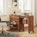 Mobile per Macchina da Cucire Pieghevole 116,3x49,5x76,5 cm con 2 Contenitori Mensola 18 Pioli per Bobine e Ruote in Truciolato Marrone      