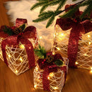 Set 3 Pacchi Regalo Natalizi Luminosi 25-20-15 cm con 48 LED Bianco Caldo in Rattan Bianco con Fiocco Rosso      