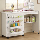 Mobile per Macchina da Cucire Pieghevole 116,3x49,5x76,5 cm con 2 Contenitori Mensola Inferiore 18 Pioli per Bobine e Ruote in Truciolato Bianco      