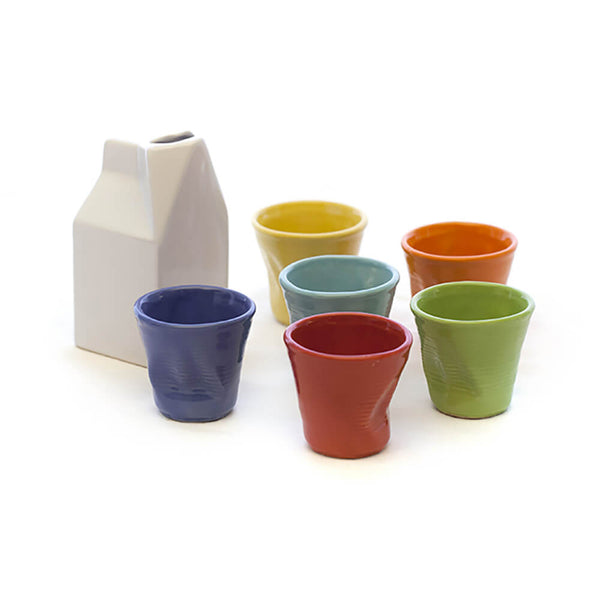 online Set mit 6 mehrfarbigen, zerknitterten Kaffeetassen mit weißem Kaleidos-Steinzeug-Milchkännchen
