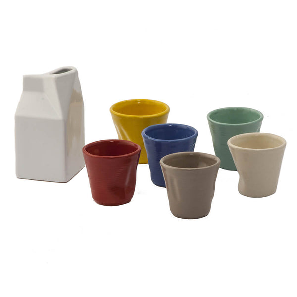sconto Set mit 6 mehrfarbigen, zerknitterten Kaffeetassen mit weißem Kaleidos-Steinzeug-Milchkännchen