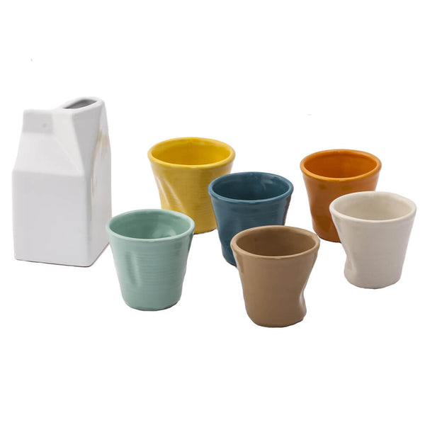online Set mit 6 mehrfarbigen, zerknitterten Kaffeetassen mit weißem Kaleidos-Steinzeug-Milchkännchen