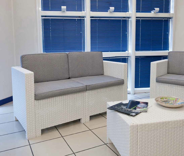 acquista Garten-Lounge-Set mit Sofa, 2 Sesseln, Tisch aus weißem Bauer-Harz