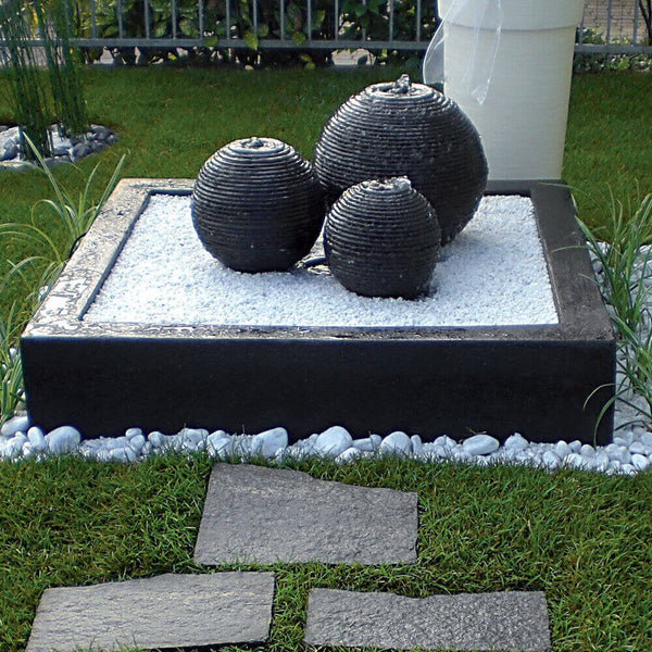 acquista Set mit 3 künstlichen Garten-Wasserfallkugeln aus Harz mit LED und schwarzer Pumpe