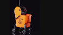 Professioneller Reinigungswagen mit abnehmbarer Presse und orangefarbenen Rädern